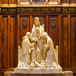 Image of a statue with many people